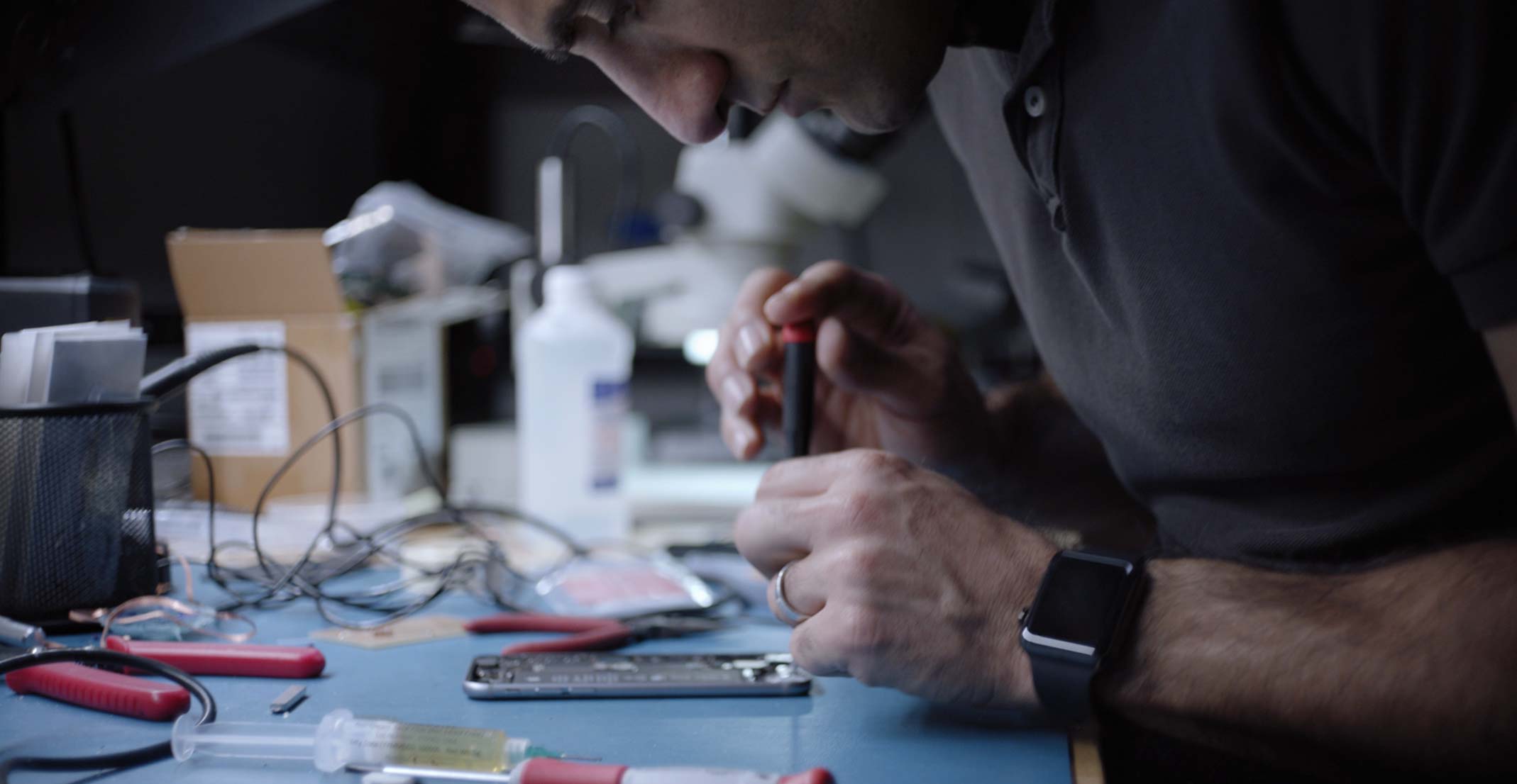 Ehsan ผู้จัดการฝ่ายวิศวกรรมสำหรับกลุ่มออกแบบผลิตภัณฑ์เซ็นเซอร์ของ Apple ทำงานกับ iPhone ในห้องปฏิบัติการวิศวกรรม