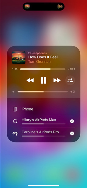 iPhone-skärm som visar två par AirPods som spelar upp All for Nothing (I'm So in Love) med Lauv.