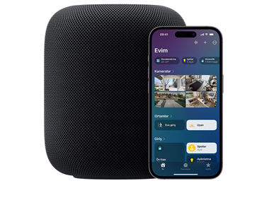Gece Yarısı renginde bir HomePod ile ekranında Ev uygulamasının 'Evim' arayüzü görülen bir iPhone gösteriliyor