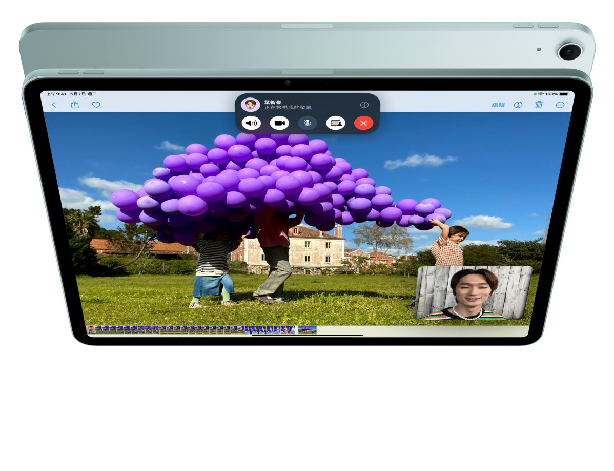 iPad Air 的機身正面，螢幕畫面展示使用者一邊 FaceTime 一邊瀏覽照片。螢幕後則擺放另一部 iPad Air，展示機身背面。