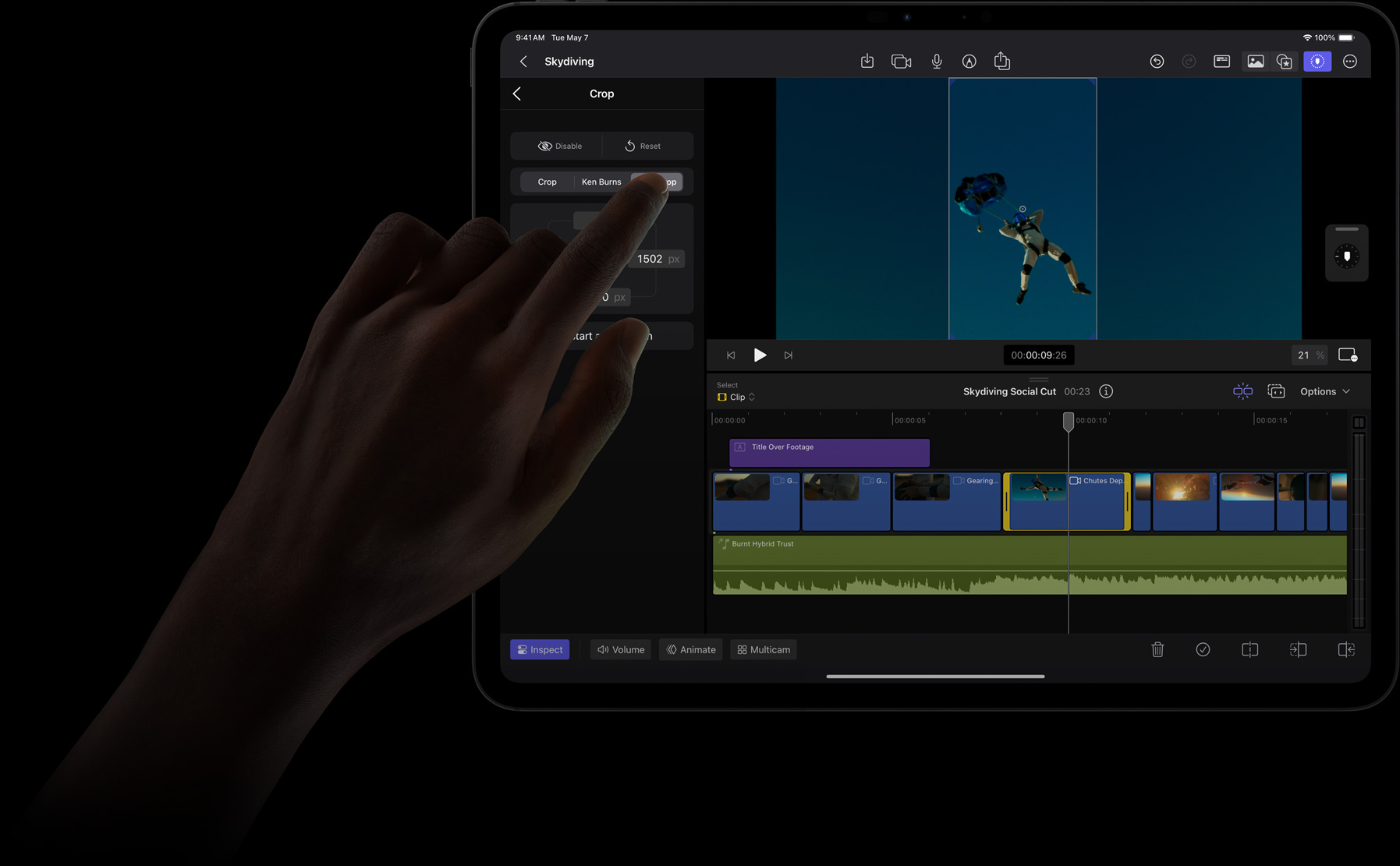 Ein Finger berührt das iPad Pro Display, um ein Element aus dem Menü „Zuschnittwerkzeuge“ in Final Cut Pro auszuwählen.