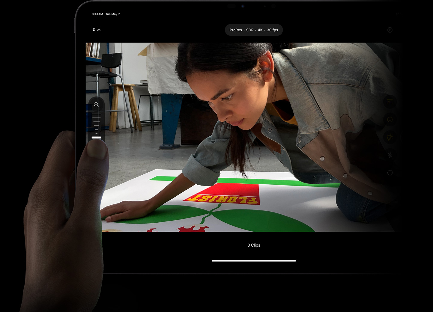 Ein Daumen passt den Fokus für ProRes Material mit der manuellen Steuerung im Pro Kamera-Modus in Final Cut Pro für iPad auf dem iPad Pro an.