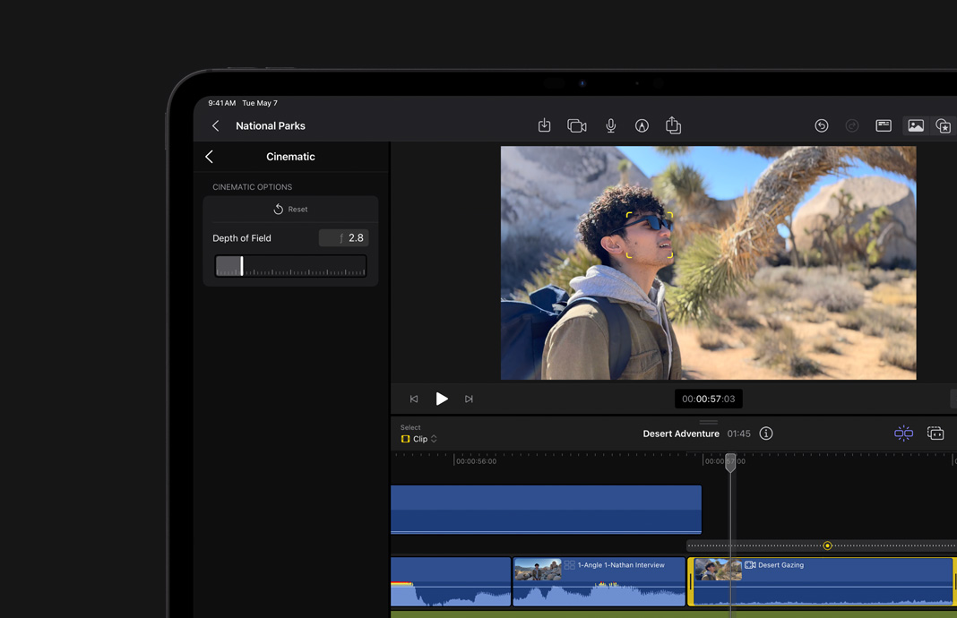Schnitt in Final Cut Pro für iPad Filmmaterial, das im Kinomodus auf dem iPhone aufgenommen wurde und den Fokus auf den jungen Mann im Vordergrund legt.