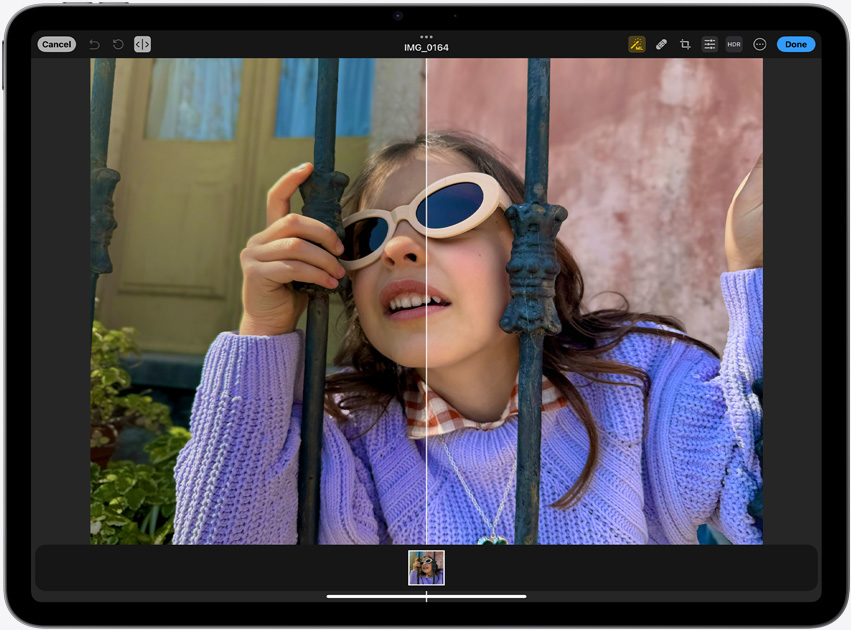 A True Tone technológiát illusztráló fotó egy napszemüveget viselő kislányról