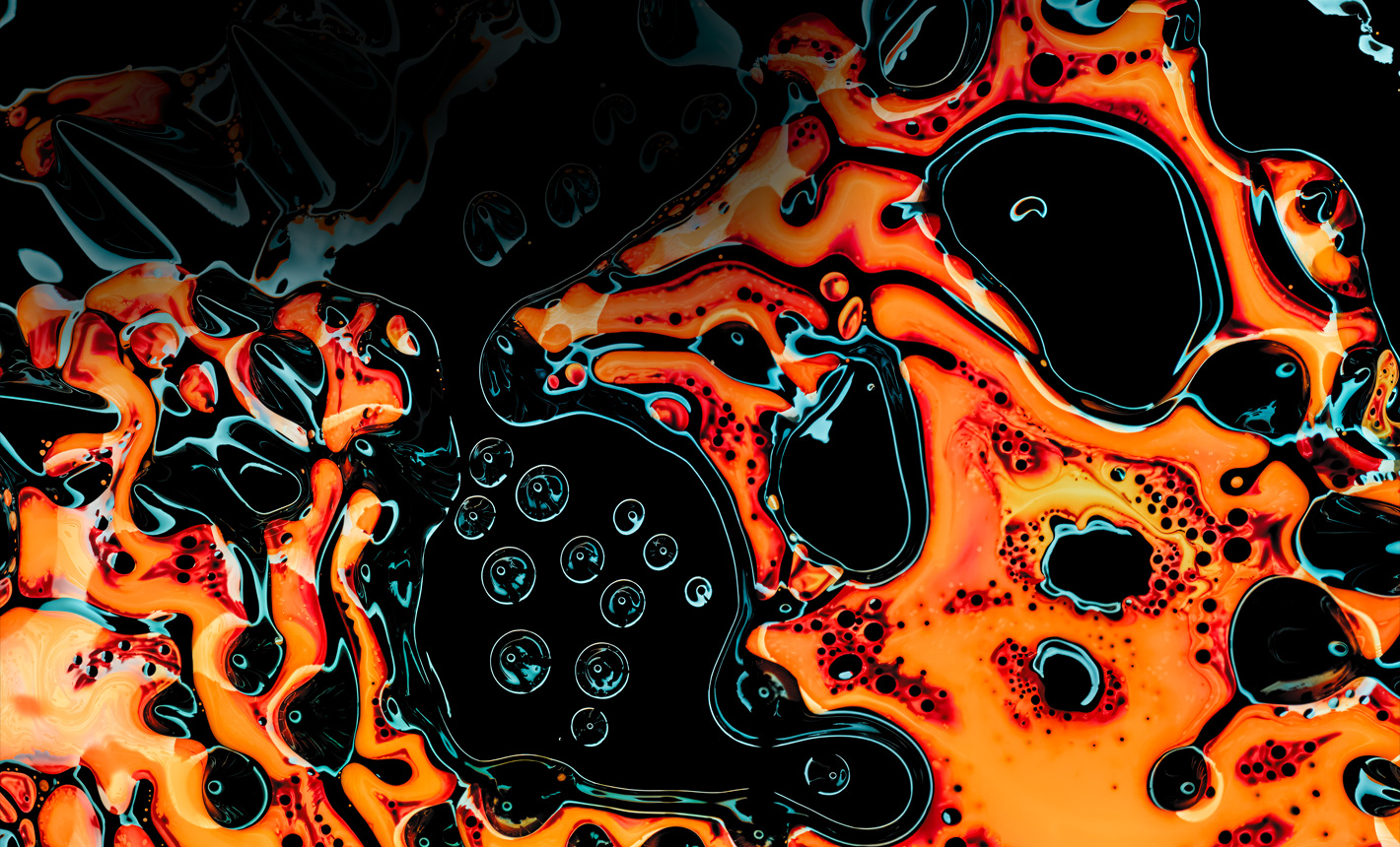 Un motivo astratto formato da un liquido arancione brillante su uno sfondo nero intenso