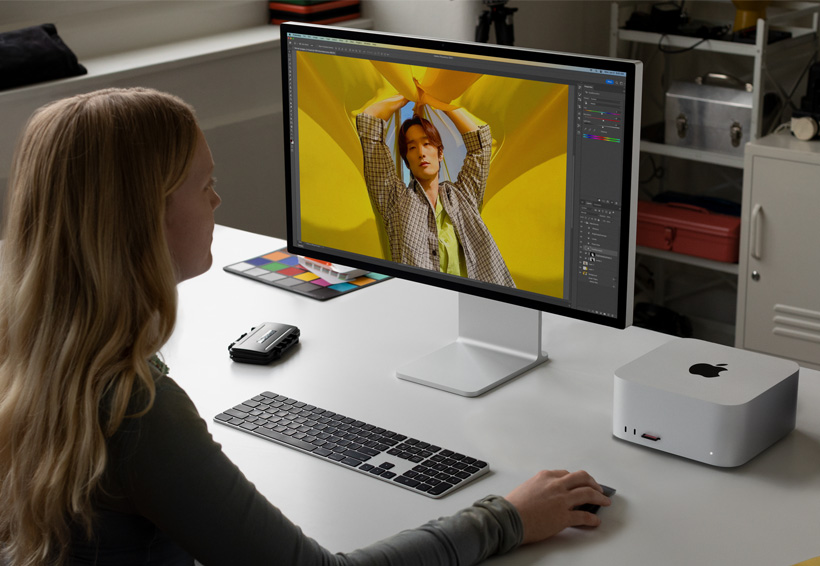 En fotograf arbetar med Mac Studio och Studio Display