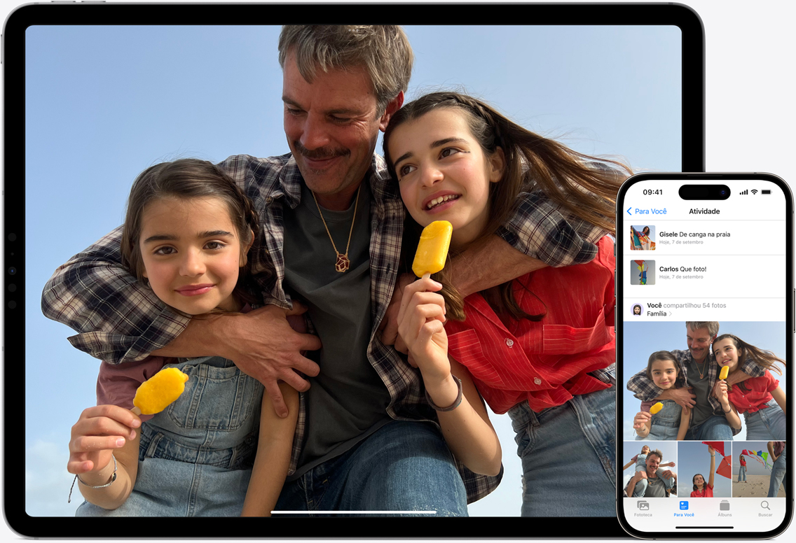 Imagem que mostra o Fotos do iCloud nas telas de um iPad e um iPhone com a foto de um pai e suas duas filhas na praia