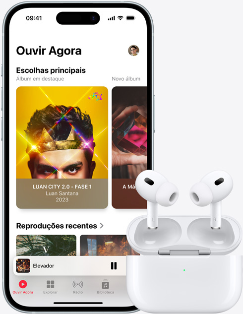 Imagem do iPhone 15 tocando uma música no Apple Music, ao lado de um par de AirPods.
