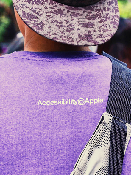 背中に「Accessibility@Apple」とプリントされたTシャツを着ている人を後ろから撮った写真。