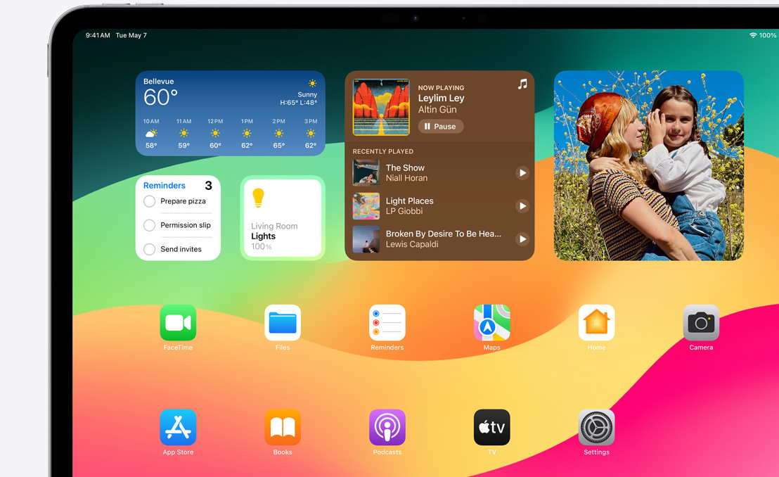 iPad Pro se Springboardem a různými widgety.