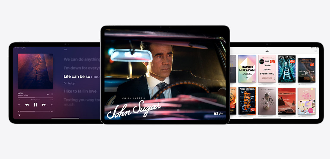 Zwei iPad Air und ein iPad zeigen die Apps Apple Music, Apple TV+ und Apple Bücher.