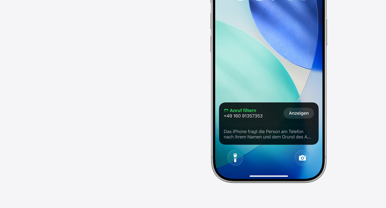 Ein iPhone; der untere Teil des Sperrbildschirms zeigt eine Mitteilung des Anruffilters mit dem Text: „iPhone fragt den Anrufenden nach seinem Namen und warum er anruft“