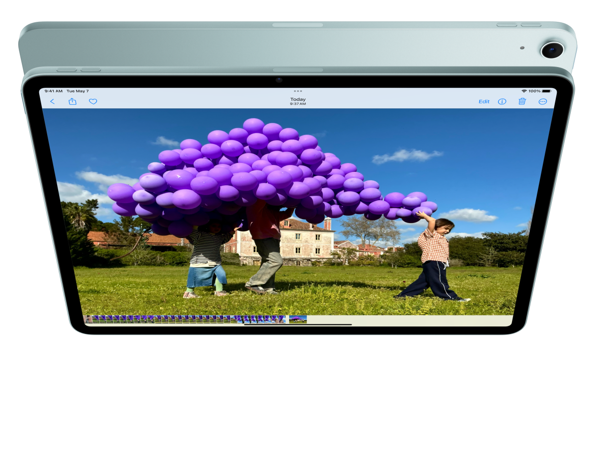 Animação da vista frontal do iPad Air a mostrar o utilizador numa chamada FaceTime e, simultaneamente, a ver fotografias. Por trás surge a vista traseira de outro iPad Air