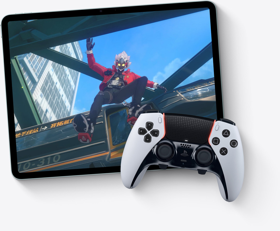 iPad Air, colocado na horizontal, a mostrar o utilizador numa chamada FaceTime enquanto joga um videojogo com o comando da Playstation