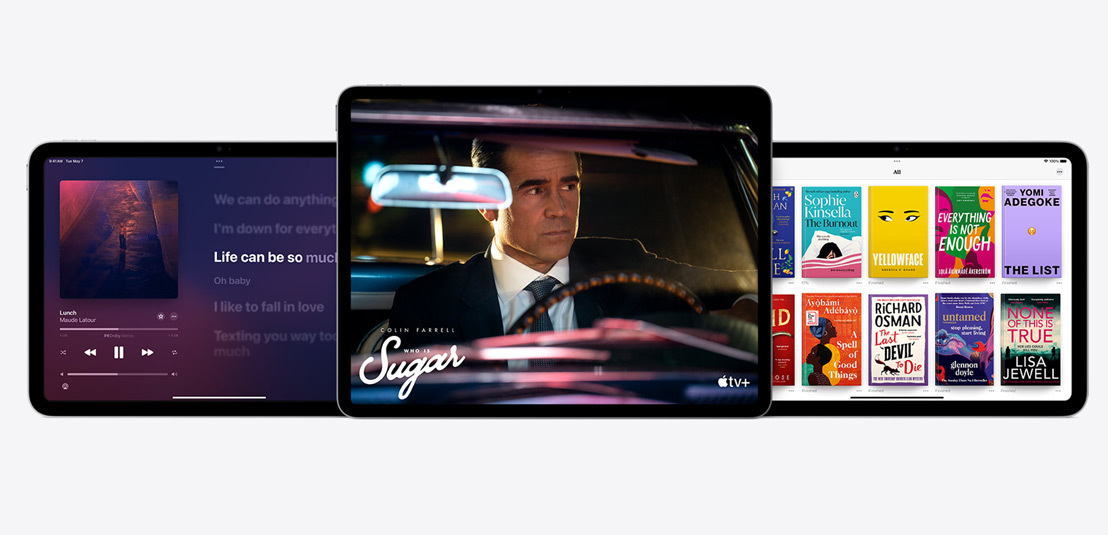 Zwei iPad Air und ein iPad zeigen die Apps Apple Music, Apple TV+ und Apple Bücher.