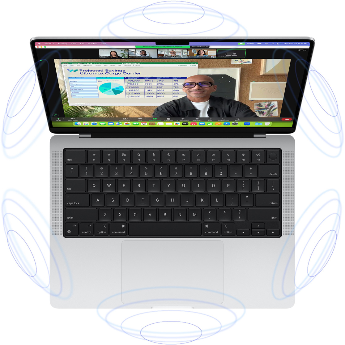 En FaceTime-videosamtale på MacBook Pro, omringet av illustrasjoner av blå sirkler som illustrerer 3D-følelsen ved romtilpasset lyd