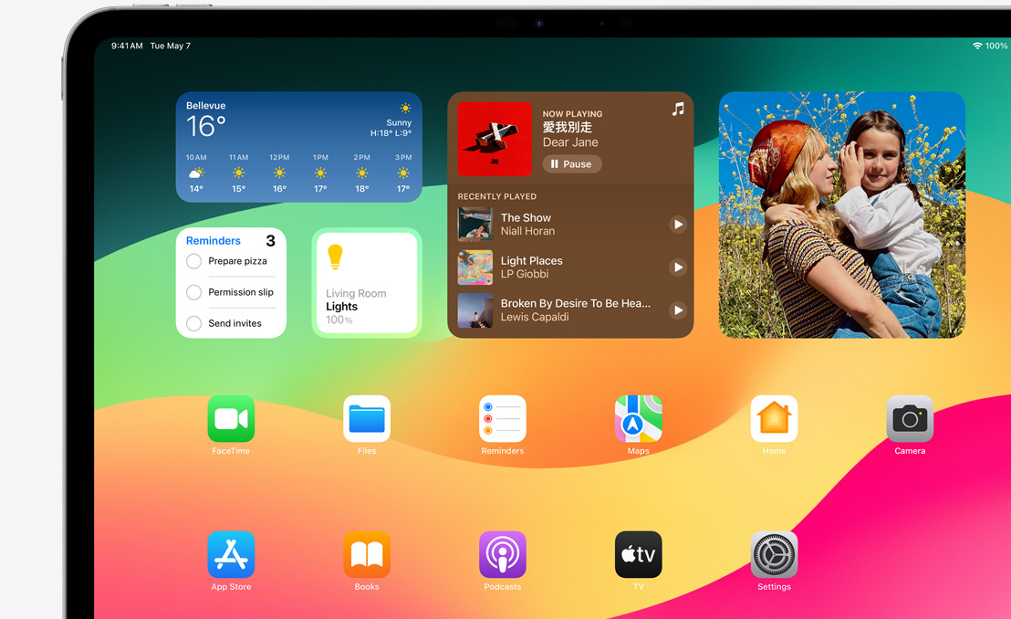 iPad Pro 展示 Springboard 和各款可用的小工具。