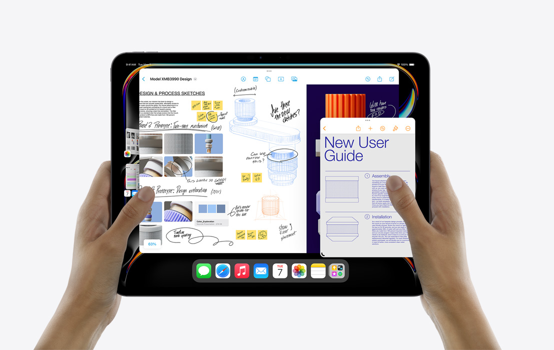 一雙手正手持 iPad Pro，展示使用幕前管理模式多工處理日曆、Freeform、郵件、Pages 和相片 app。
