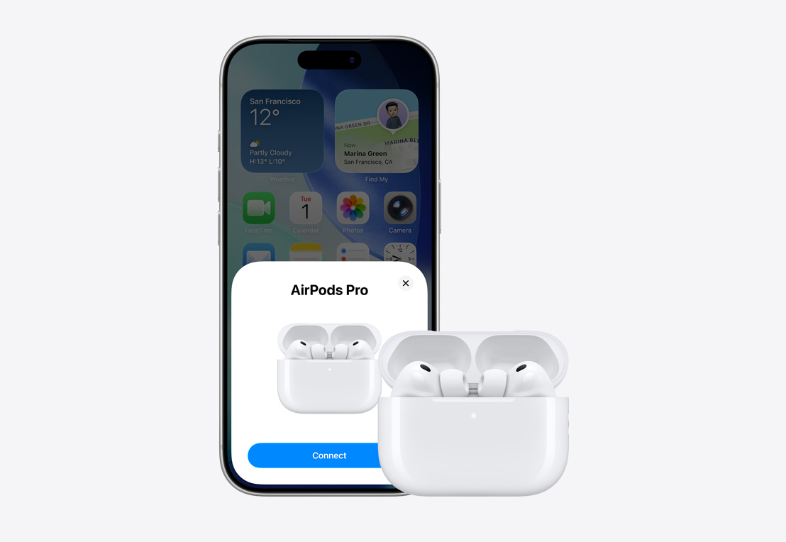 iPhone 機身正面,螢幕顯示 AirPods 連接的彈出式視窗,AirPods 置於打開的充電盒中,在 iPhone 旁邊
