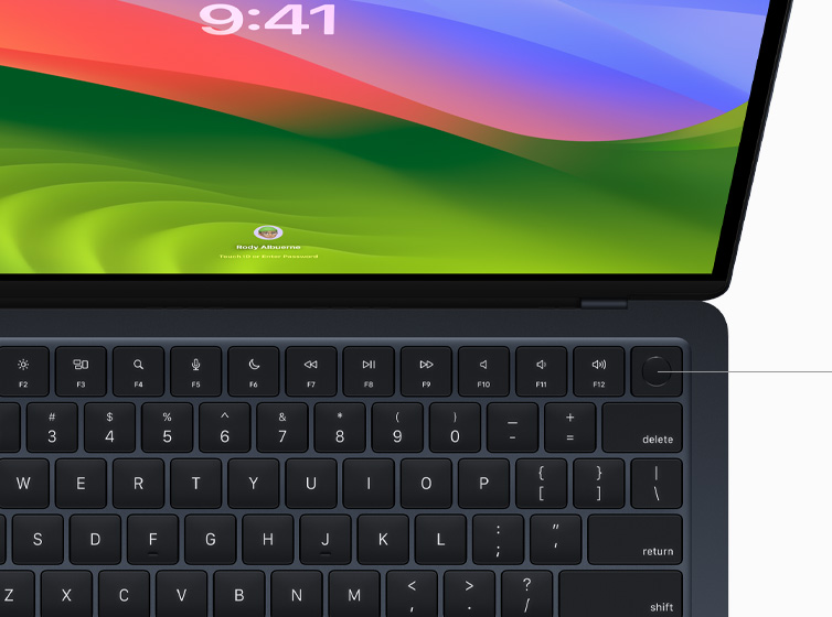 MacBook Air 俯視圖，展示解鎖 Mac 的 Touch ID 與精妙鍵盤。