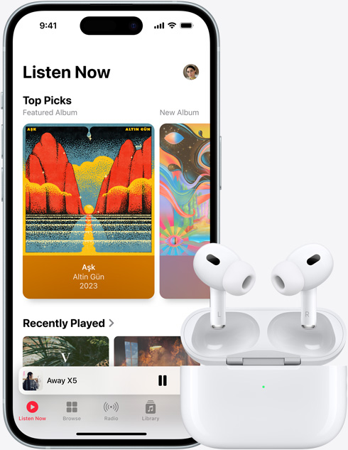 Gambar iPhone 15 yang memutar musik melalui Apple Music, di sebelah sepasang AirPods.