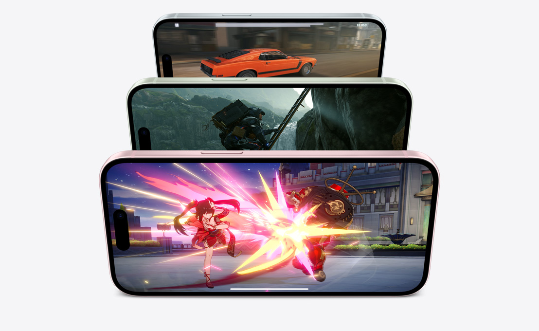 Tiga model iPhone yang disusun secara horizontal menunjukkan berbagai contoh game yang cepat dan lancar.