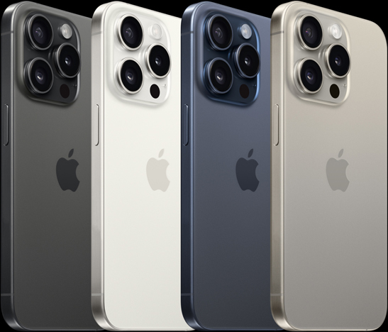 Vista posterior de un iPhone 15 Pro de 6.1 pulgadas en cuatro colores: titanio negro, titanio blanco, titanio azul y titanio natural