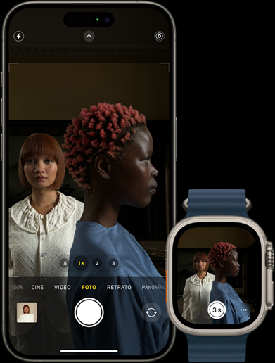 Se muestra la misma foto de dos mujeres en un iPhone 15 Pro y un Apple Watch Ultra
