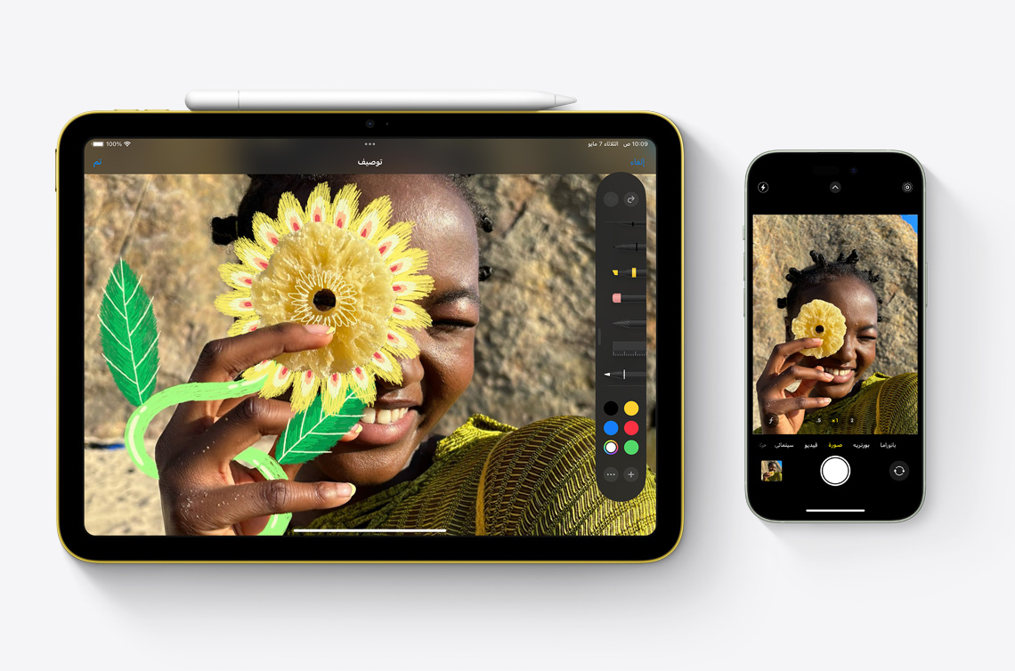 جهاز iPhone 15 بجانب جهاز iPad لتوضيح إمكانية إضافة تعليقات على الصور الملتقطة بكاميرا iPhone من خلال تطبيق الصور في جهاز iPad.