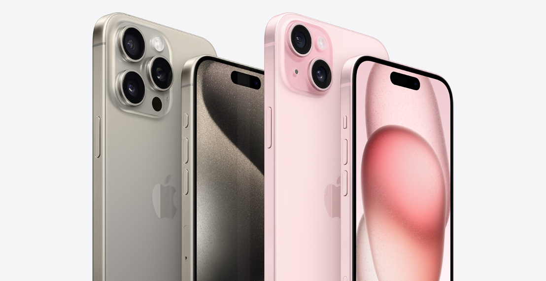 原色鈦金屬 iPhone 15 Pro Max 及 iPhone 15 Pro，與粉紅色 iPhone 15 Plus 及 iPhone 15 相鄰排列。