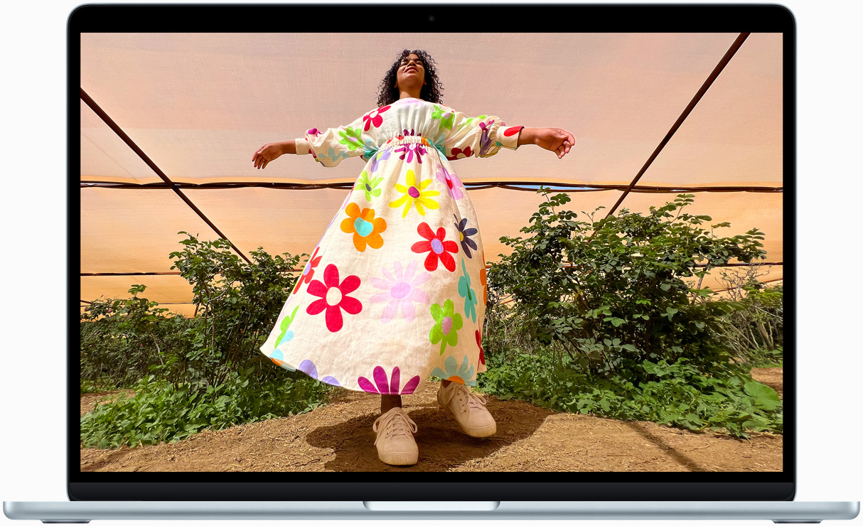 MacBook Air 螢幕展示一個人穿著鮮艷色彩服裝的照片,藉此示意 Liquid Retina 顯示器的顏色範圍和解析度