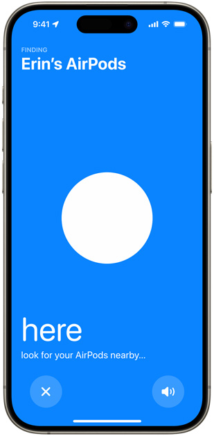 iPhonessa näkyy sininen näyttö, kun AirPods-kuulokkeita paikannetaan Etsi-apin avulla. Valkoinen piste osoittaa AirPods-kuulokkeiden sijainnin suhteessa iPhoneen.