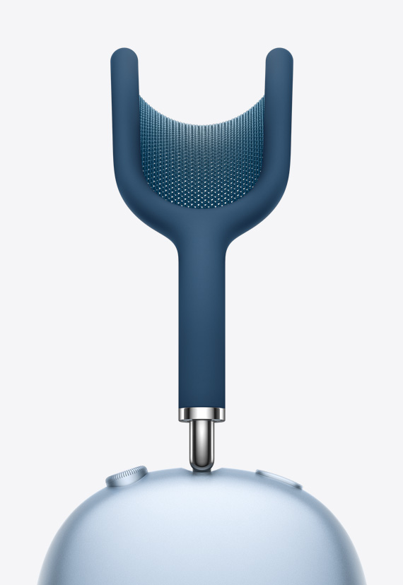 Obloga od guste mrežaste tkanine, zategnuta između zaobljene obloge u obliku slova Y, nastavlja se na dršku koja je povezana sa slušalicama AirPods Max u nebeski plavoj boji.