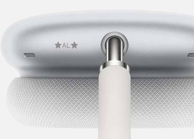 銀色 AirPods Max 耳罩頂部，展示鐫刻的名字縮寫。