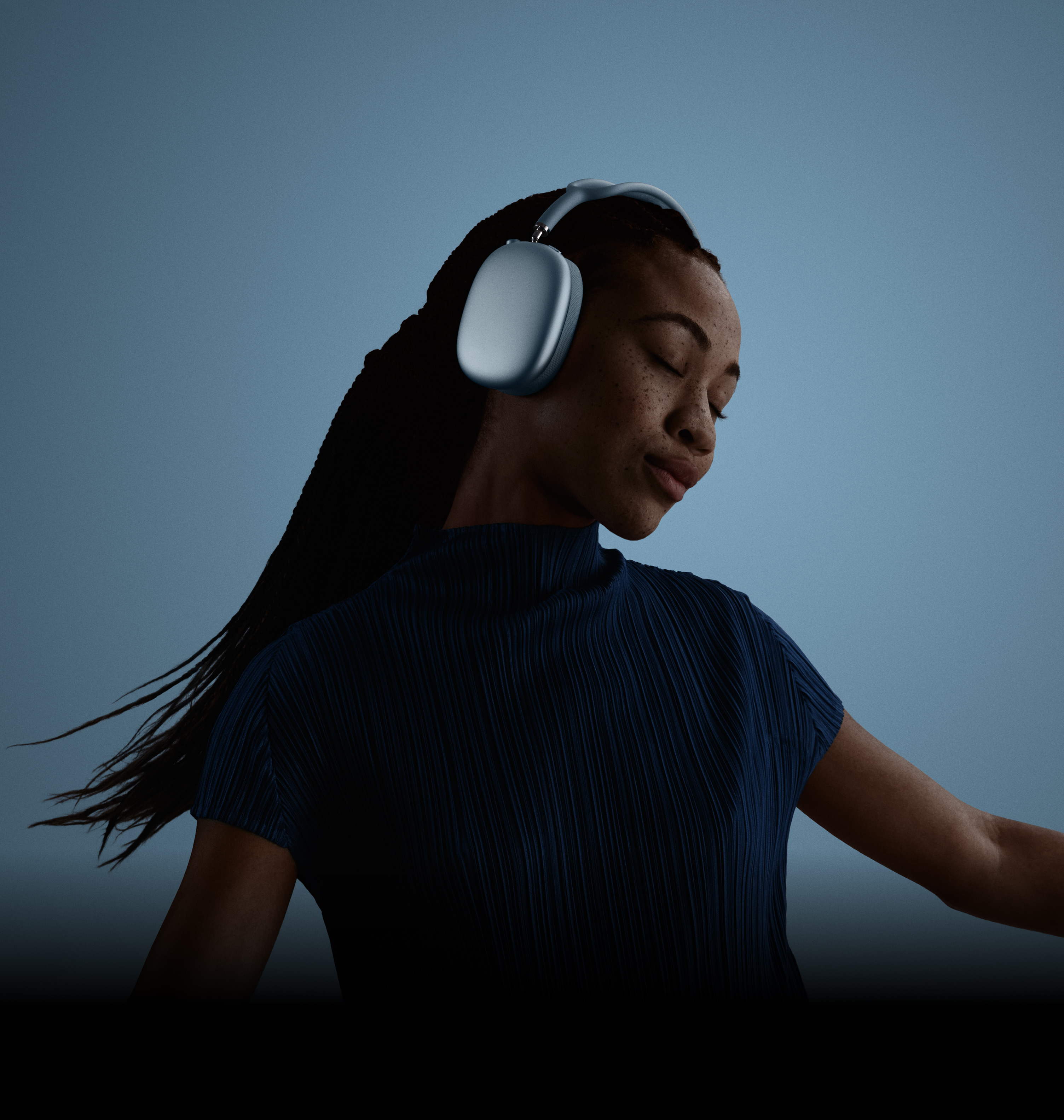 AirPods Maxを装着して左側に首をかしげ、瞳を閉じた女性