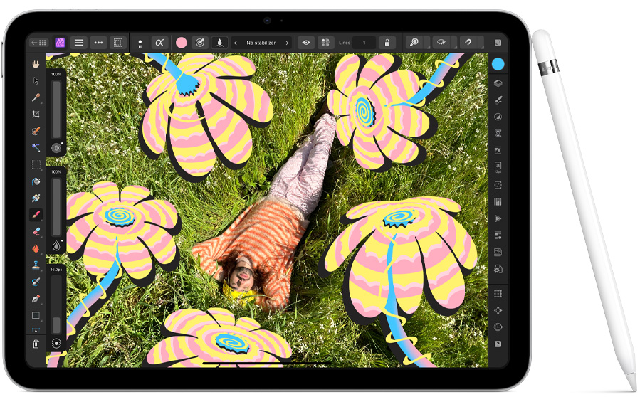 iPad 10세대가 가로 방향으로 놓여 있습니다. 화면에 Affinity Photo 2 for iPad 앱으로 작업 중인 사진이 열려 있습니다. Apple Pencil 1세대가 iPad 오른쪽 면에 비스듬히 기대져 있습니다.