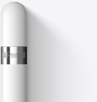 Pohled na vršek Apple Pencilu 1. generace se zaobleným koncem a stříbrným kroužkem s názvem produktu.