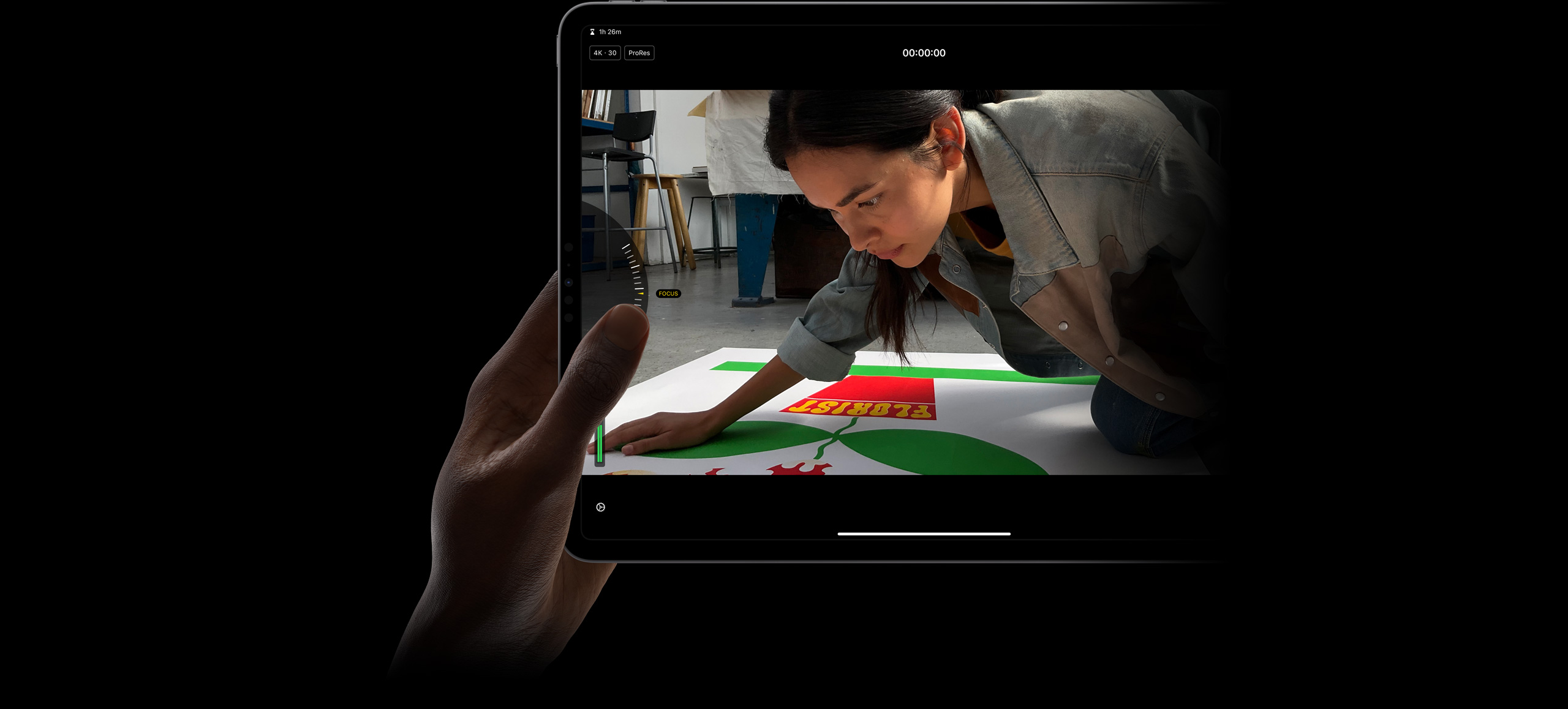 Dedo polegar ajusta o foco da gravação em ProRes usando os controles do modo de câmera Pro manual no Final Cut Pro para iPad no iPad Pro.