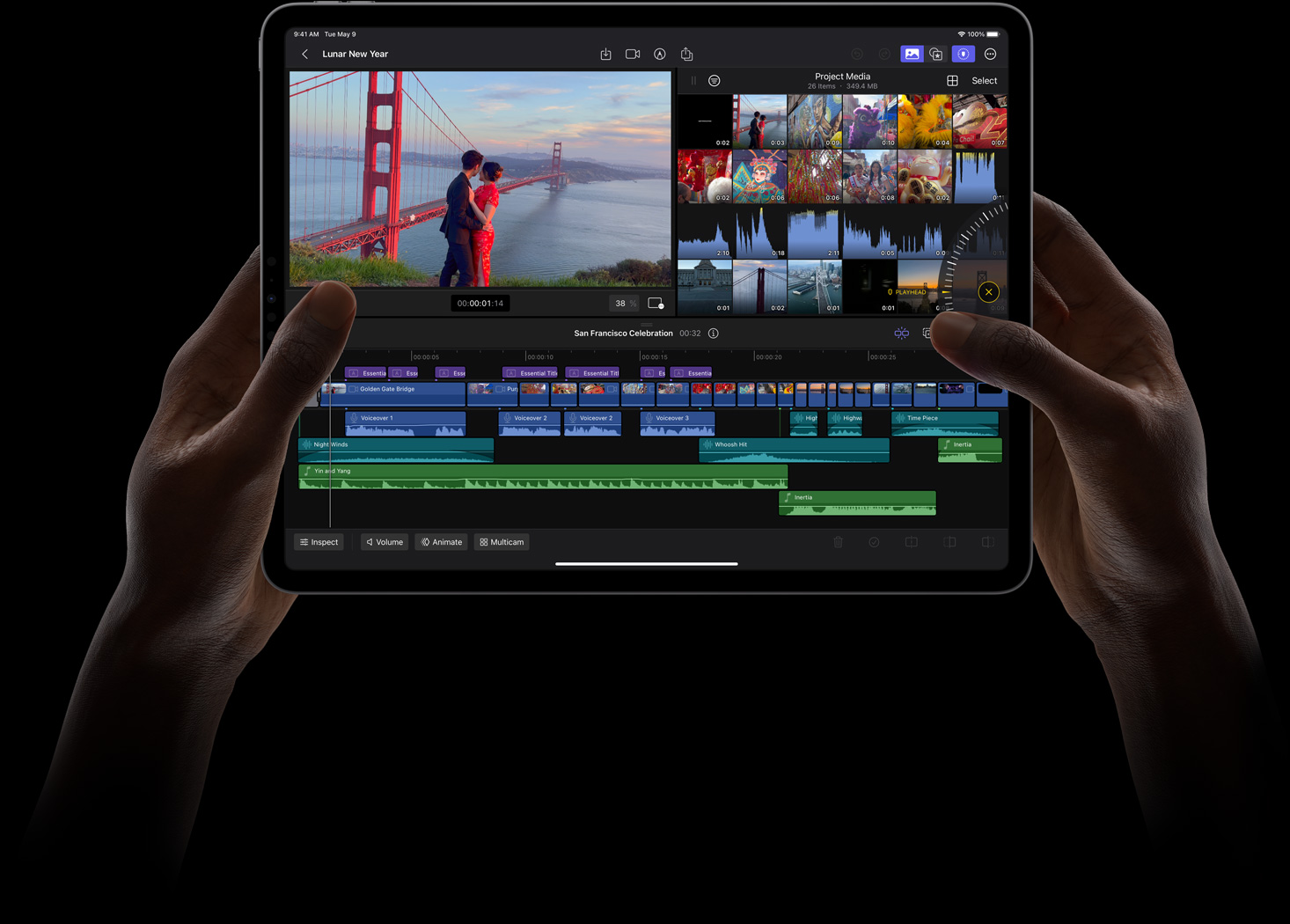 Mains tenant un iPad Pro et utilisant la molette pour parcourir des séquences dans Final Cut Pro pour iPad