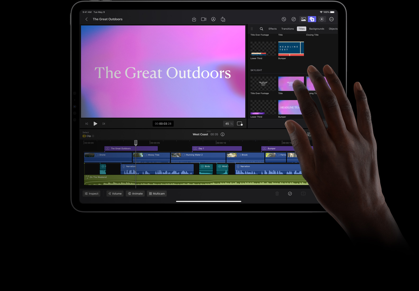 iPad Pro에서 iPad용 Final Cut Pro를 사용해 타이틀을 꾸미고 있는 모습. 손가락으로 분홍색과 하늘색의 배경을 선택하고 있는 손이 보입니다.