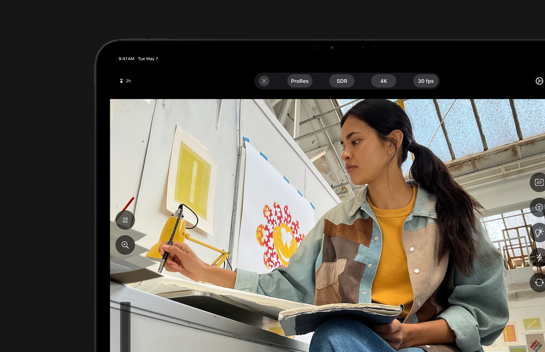 iPad Pro 的相機設定顯示已開啟 ProRes 拍攝功能，旁邊 iPad Pro 螢幕上看到的是被拍攝的女性藝術家。