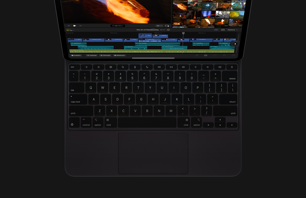 配備黑色巧控鍵盤的 iPad Pro 正在執行 iPad 版 Final Cut Pro。