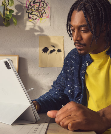 Smart Folioに入れたiPad Airを、目に悪影響のない距離で使っている人物