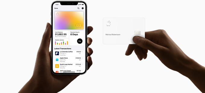 一只手拿着屏幕上有财务信息的iPhone，另一只手握着苹果卡