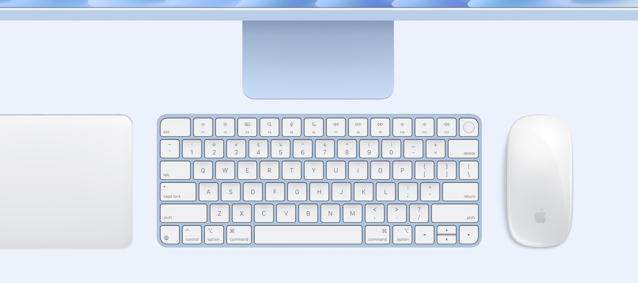 iMac vist ovenfra med Magic Trackpad, tastatur og mus