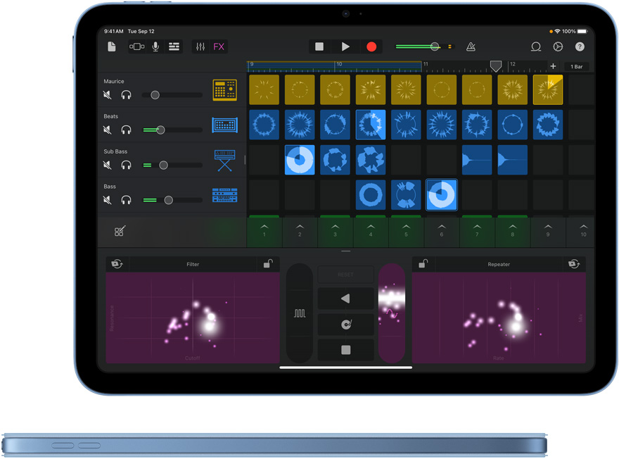 GarageBand auf dem iPad und Seitenansicht eines blauen iPad mit passendem Smart Folio Cover