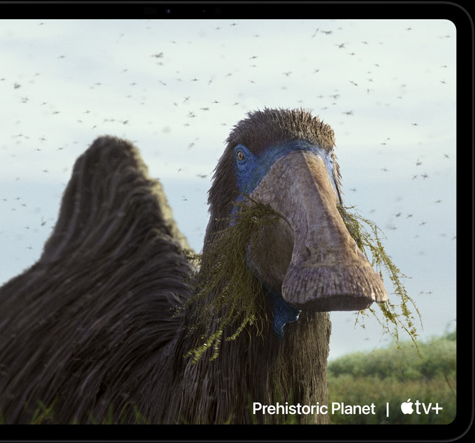iPad Pro i horisontellt läge, på skärmen syns en scen från Prehistoric Planet