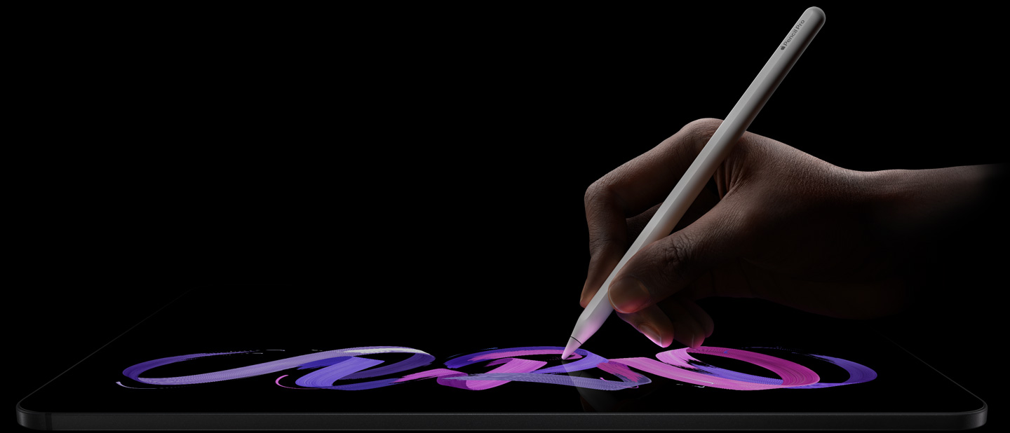 横向きにしたiPad Proの前面の外観。斜め方向から見ている。カラーはスペースブラック。ホワイトのApple Pencil Proを持っている手が、ディスプレイ上でパープルとピンクの抽象的なデザインを描いている
