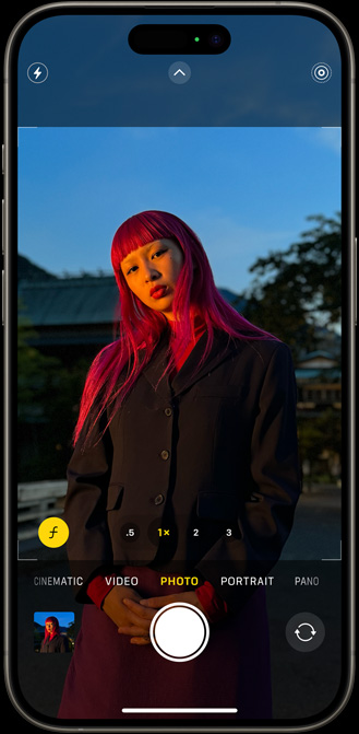 iPhone 15 Pro, ktorý zobrazuje fotku osoby zachytenú 2× optickým zoomom