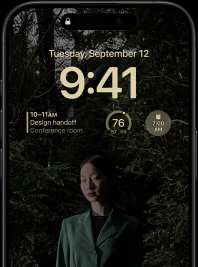 iPhone 15 Pro alati sisselülitatud ekraan näitab kalendri, ilmateate ja äratuse vidinaga lukustuskuva